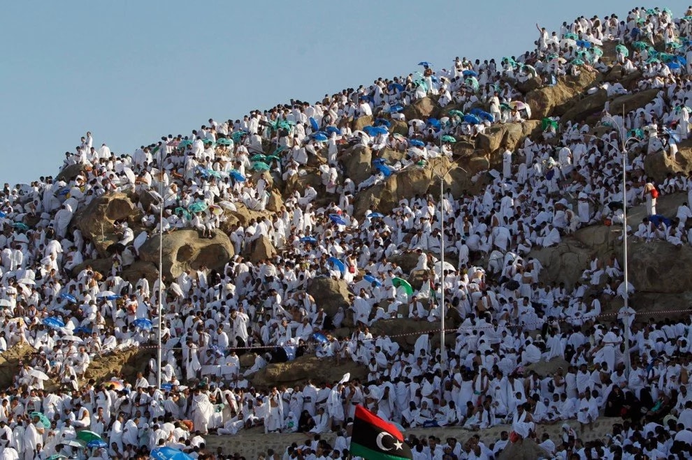 Паломники молятся на Горе Милосердия в долине Арафата. Фото: fototelegraf.ru