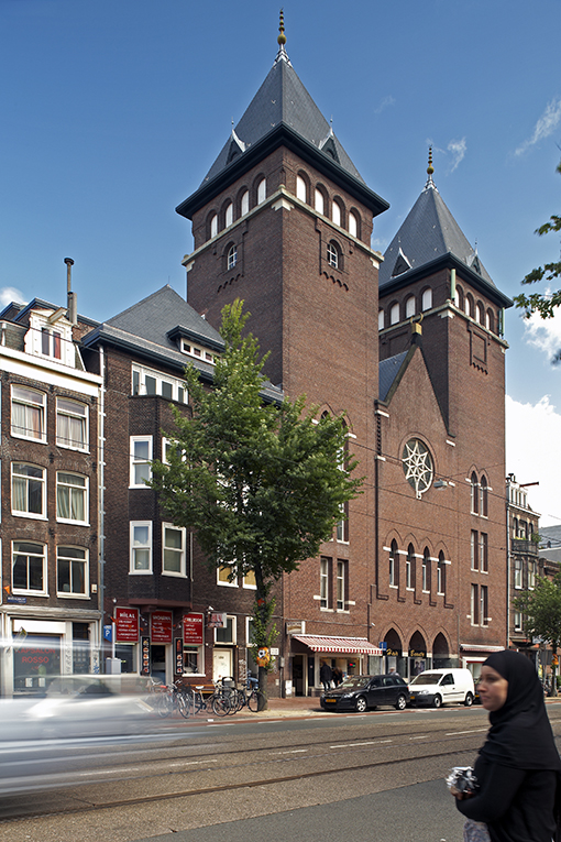 Мечеть Фатих расположена в здании бывшей католической церкви Святого Игнатия в Амстердаме, Нидерланды